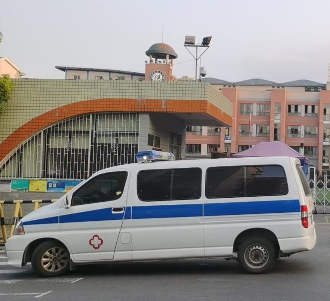 阳朔救护车出租护送骨折病人一公里多少钱